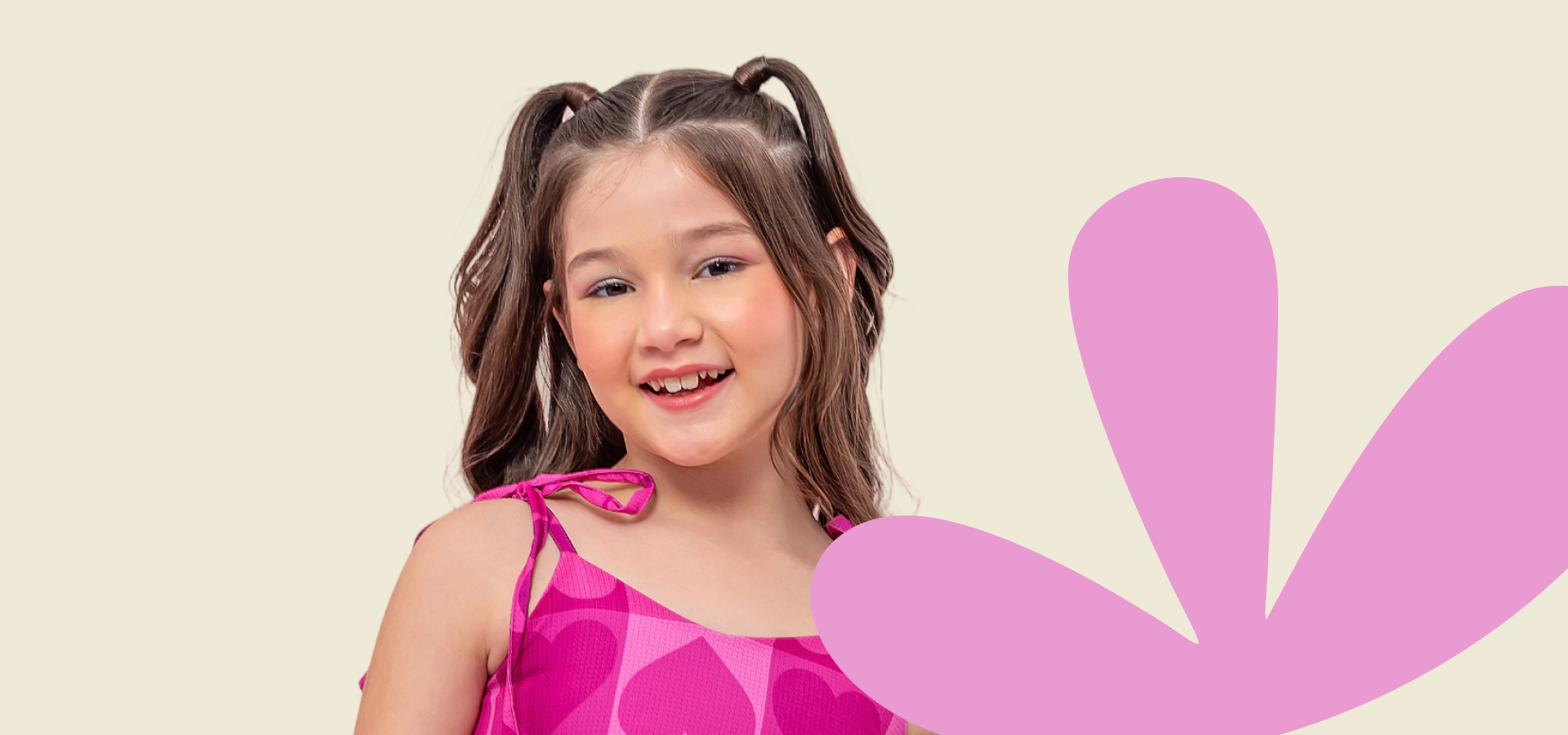 Menina sorrindo com vestido rosa da Holila.